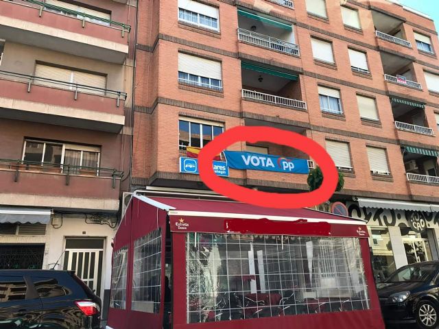 PSOE: 'La Junta Electoral de Zona ordena al PP la retirada de su pancarta, por incumplir la legislación electoral'