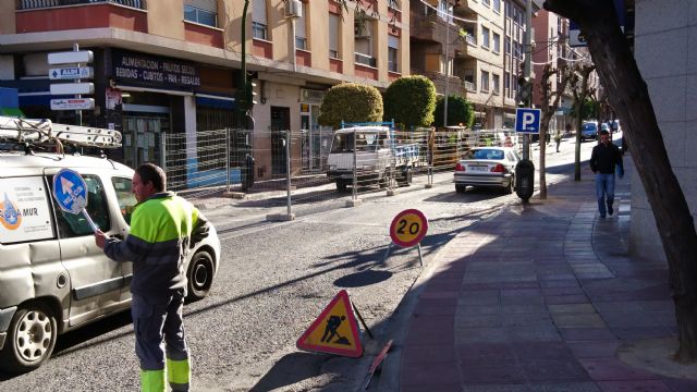 El Ayuntamiento sustituye los imbornales de la Carretera de Murcia por unos nuevos para eliminar el ruido que provocaban