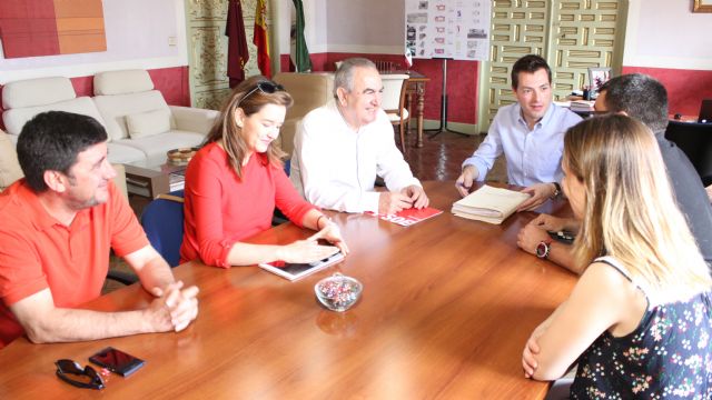 El líder del Partido Socialista en la Región de Murcia, Rafael González Tovar, visita y muestra su apoyo a la reconstrucción del Pabellón 'Loli de Gea'