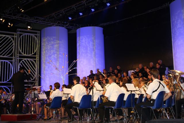 La magia del cine inunda la Sala Camelot en el concierto del Coro 'Ciudad de Cehegín' y la Sociedad Musical