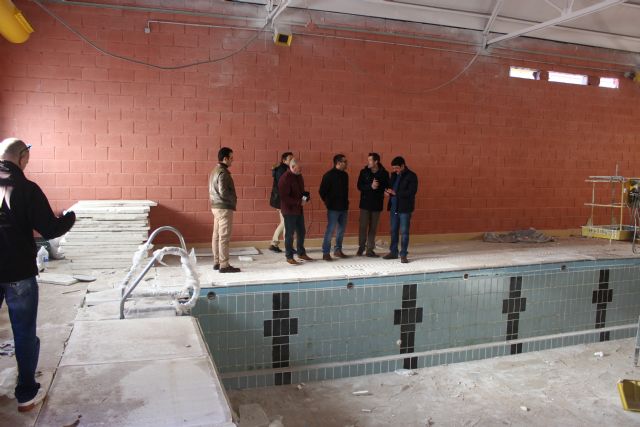 Las obras de acondicionamiento de la piscina climatizada estarán terminadas a finales de enero