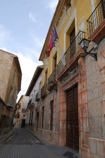 La alcaldesa anima a los cehegineros a lucir el 12 de octubre, Día de la Fiesta Nacional, la Bandera de España en ventanas y balcones