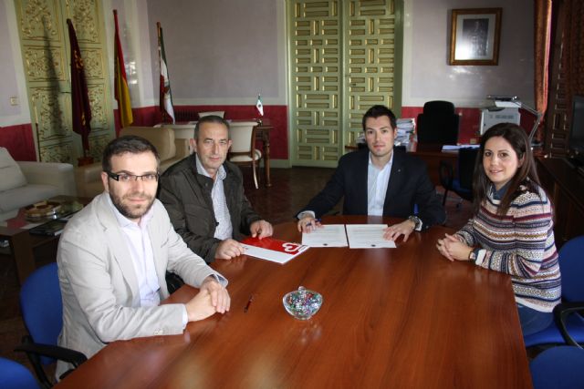 El Alcalde firma un convenio con Cáritas que promoverá la inserción sociolaboral