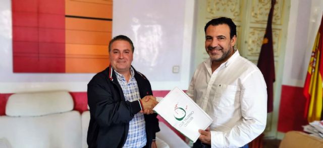 El Club Taurino de Cehegín entrega al Alcalde más de 600 firmas de apoyo para que la Avenida Plaza de Toros sea nombrada como Avenida Felipe de Paco “Calañés”