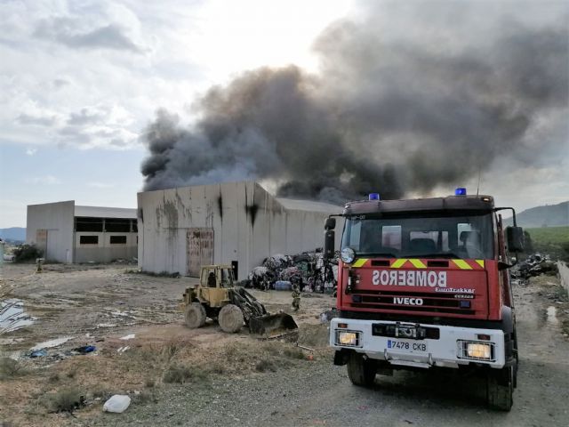 Bomberos del CEIS trabajan en la extinción de un incendio en un almacén de residuos textiles en Cehegín