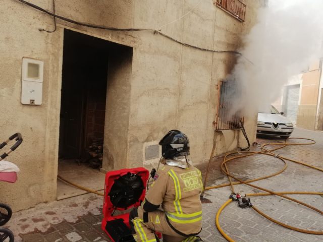 Bomberos apagan el incendio de una vivienda de Cehegín