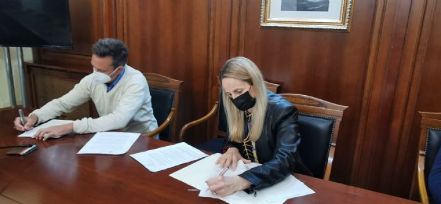 La alcaldesa firma el contrato para comenzar las obras de la construcción de una glorieta en la intersección de la Ronda Este