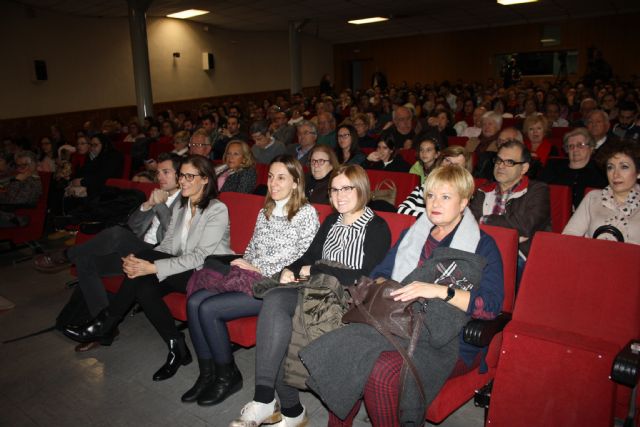 La conferencia de María Senena Corbalán en el ciclo 'Cehegín Cultural' reúne a unas trescientas personas en la Casa de la Cultura