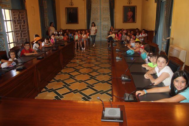 Los niños de la Escuela Municipal de Verano visitan el Ayuntamiento