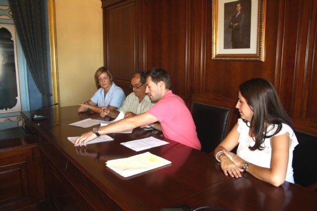 El Ayuntamiento entrega una subvención al Hogar de Personas Mayores y firma un convenio de cesión de uso de sus locales