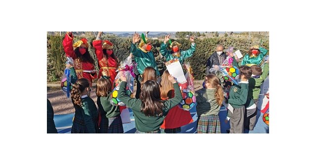 Los pajes de los Reyes Magos han comenzando a visitar los colegios y han repartido cartas y regalos a todos los niños de Cehegín