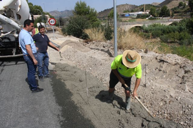 La Dirección General de Carreteras acomete las obras de consolidación del arcén y revestimiento de la cuneta de la travesía de la Carretera de Murcia