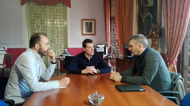 El Alcalde de Cehegín recibe la visita institucional del portavoz de Podemos en la Asamblea Regional, Óscar Urralburu