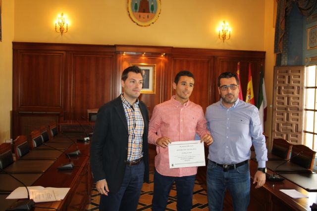 El Alcalde entrega las primeras Becas a tres deportistas de élite cehegineros