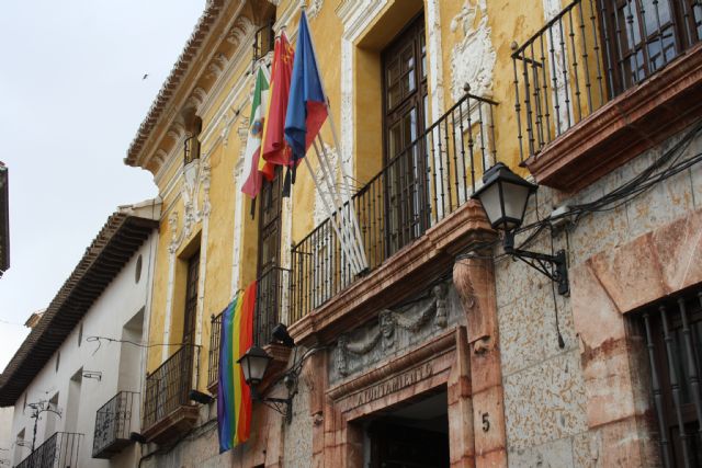 La bandera arcoíris ondea, por primera vez, en el Ayuntamiento de Cehegín, para conmemorar el Día de la Diversidad Sexual