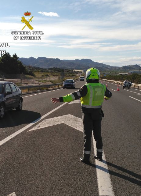 La Guardia Civil investiga al conductor de un ciclomotor que circulaba en sentido contrario por la autovía